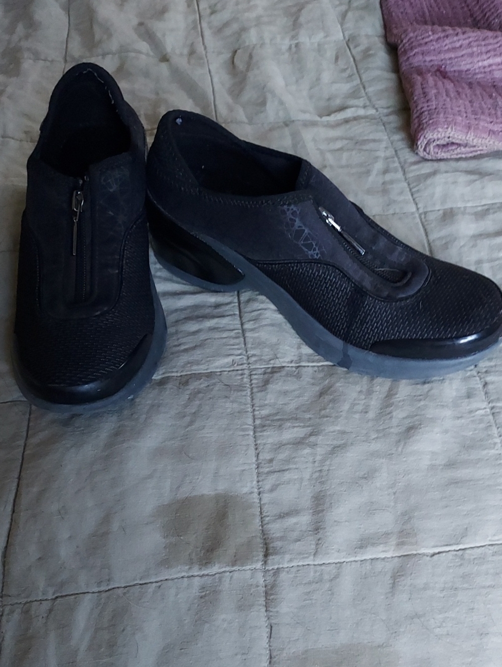 BZees Light As A Feather Slip Ins Sz 8 Black